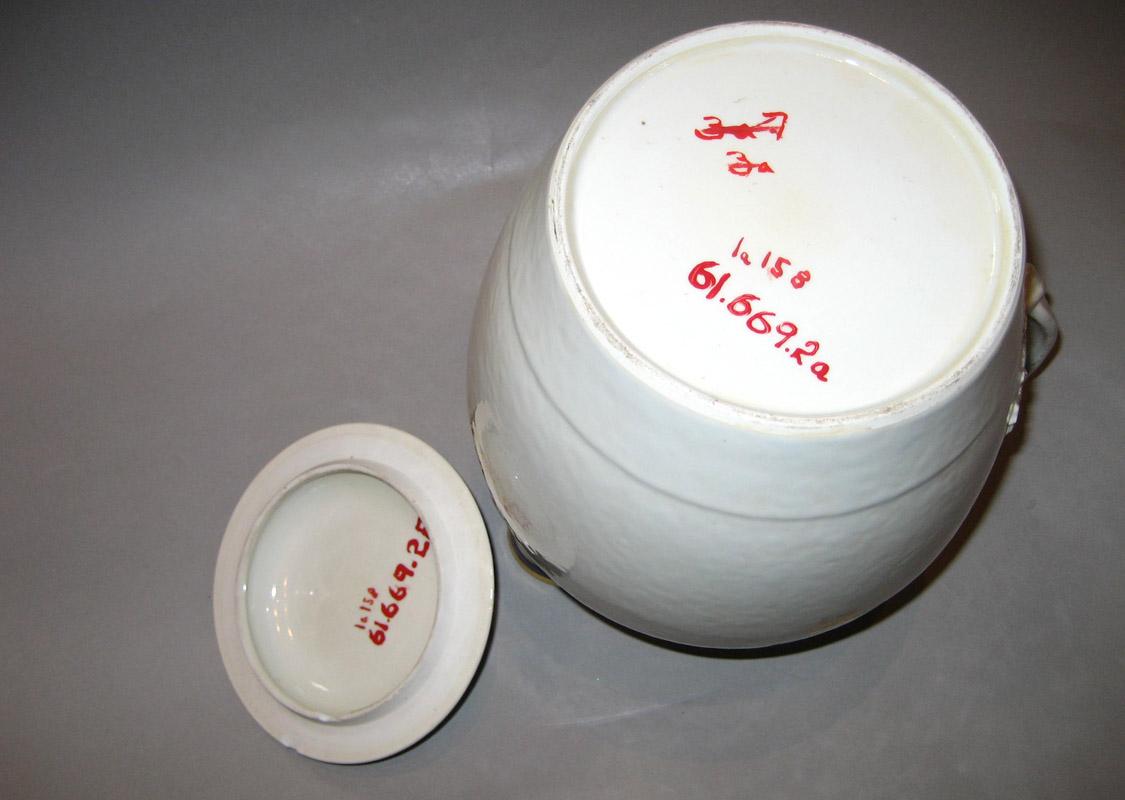 1961.0669 Jug underside