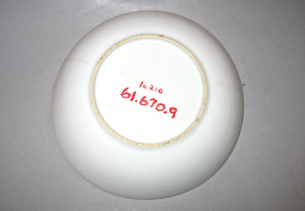 1961.0670 Saucer underside