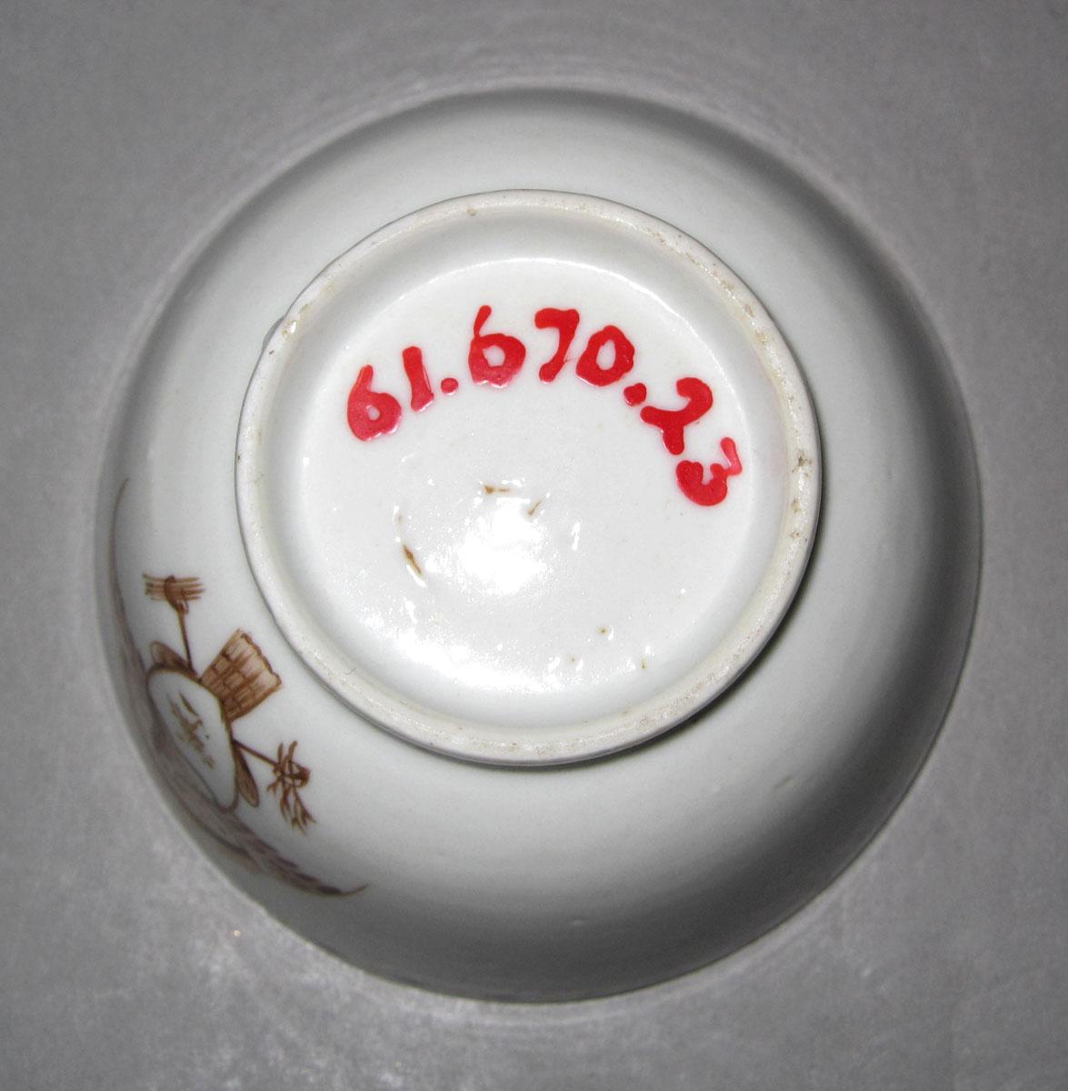 1961.0670.023 Porcelain teabowl underside