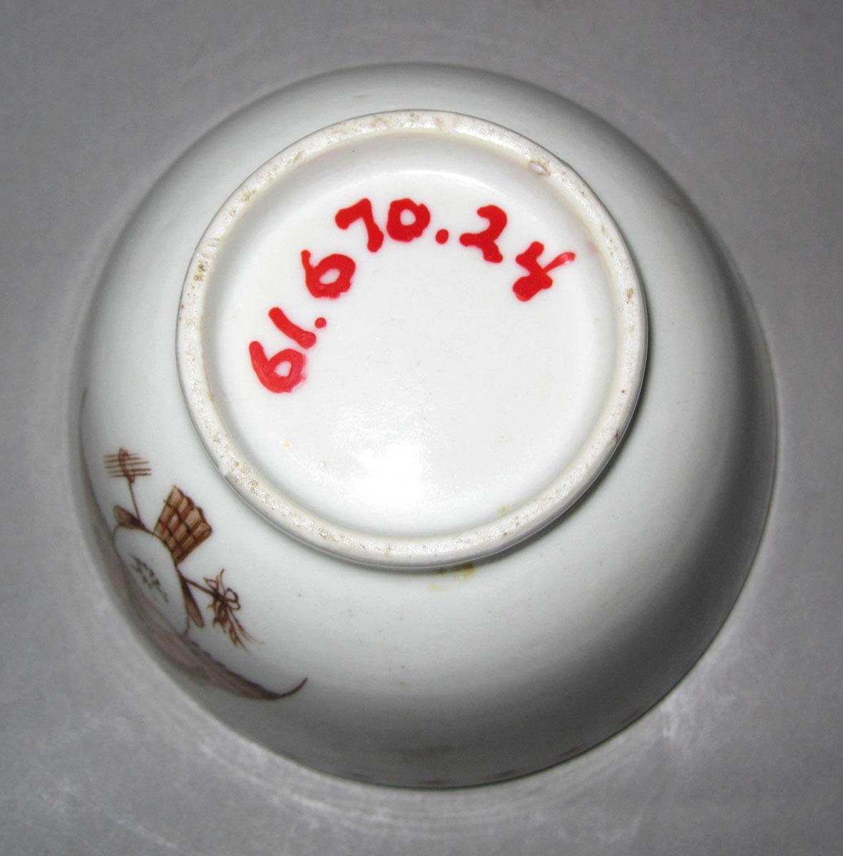 1961.0670.024 Porcelain teabowl underside