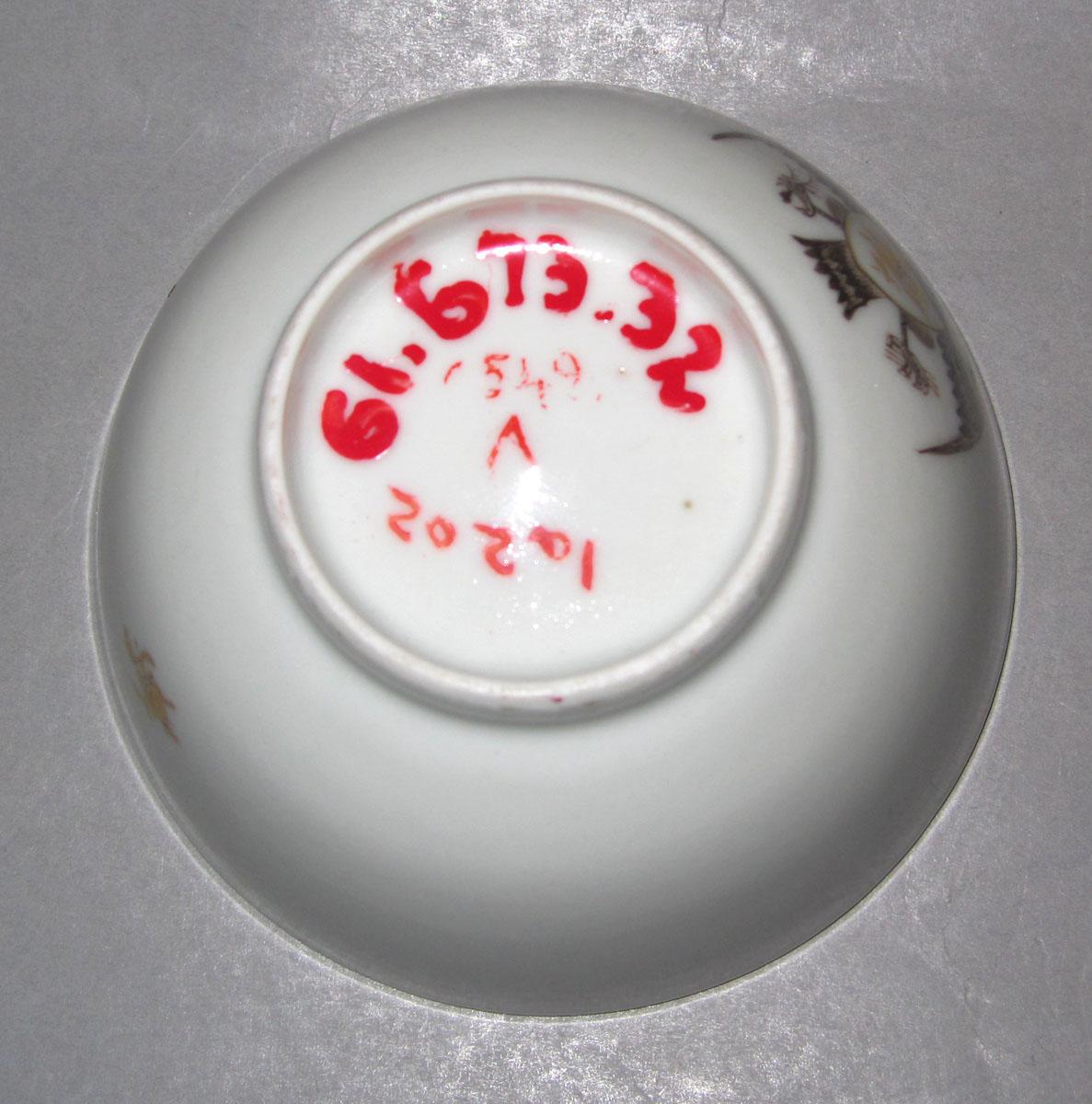 1961.0673.032 Porcelain teabowl underside