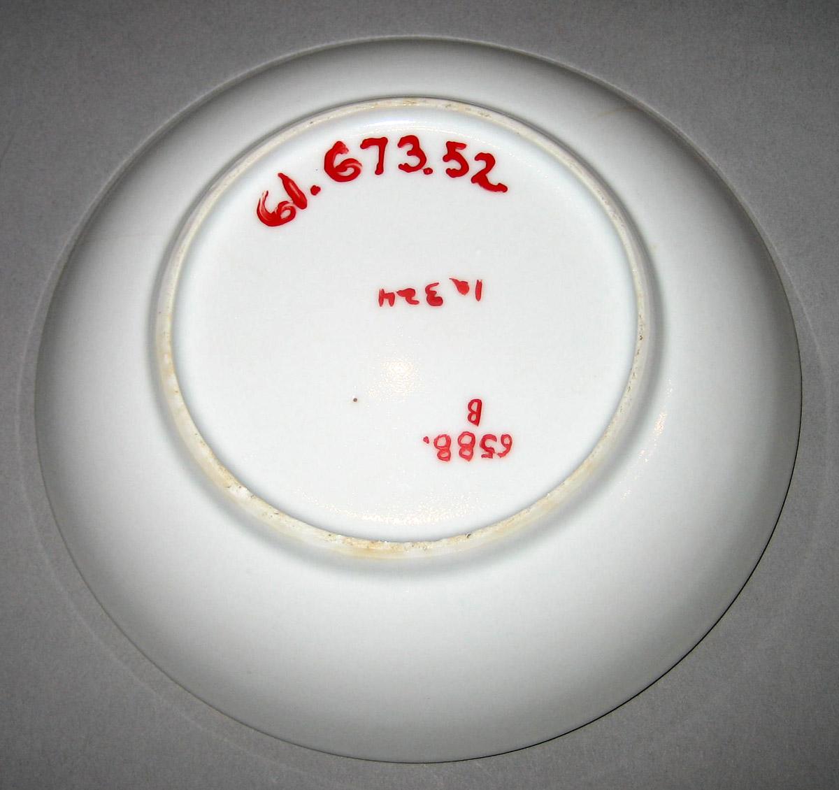 1961.0673.052 Porcelain Saucer underside