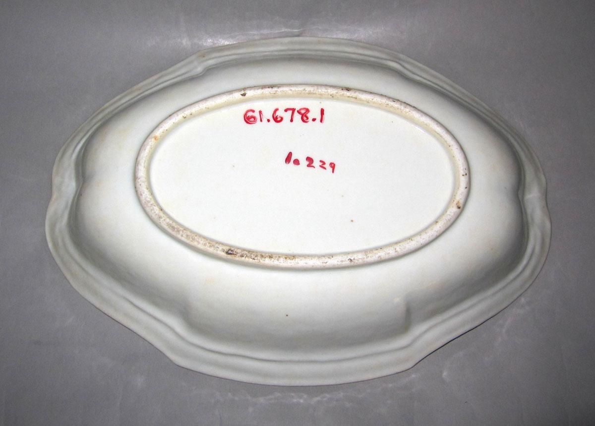 1961.0678.001 Porcelain vegetable dish underside