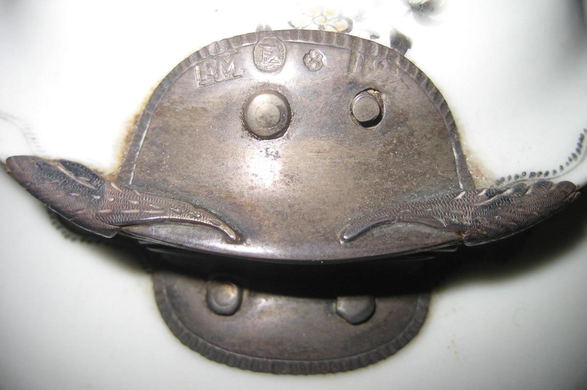 1961.0682 Porcelain Pot hinge detail
