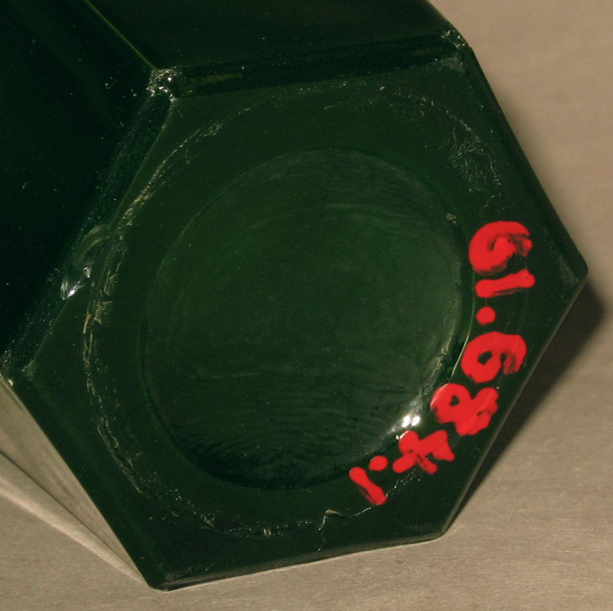 1961.0684.001 Glass tumbler (underside)