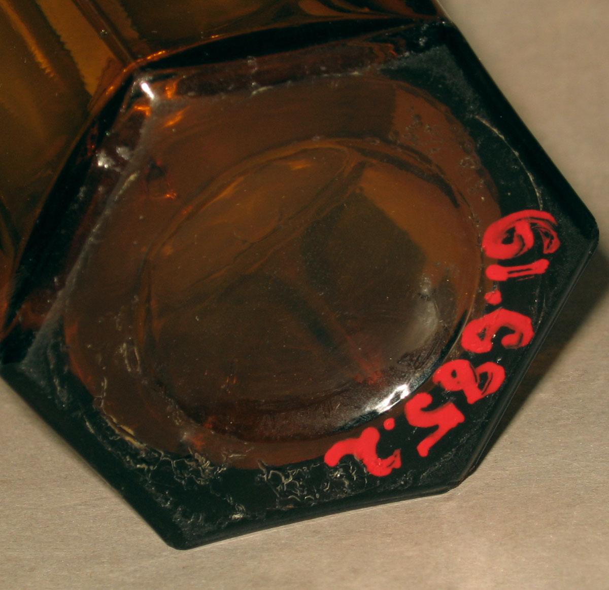 1961.0685.002 Glass tumbler (underside)