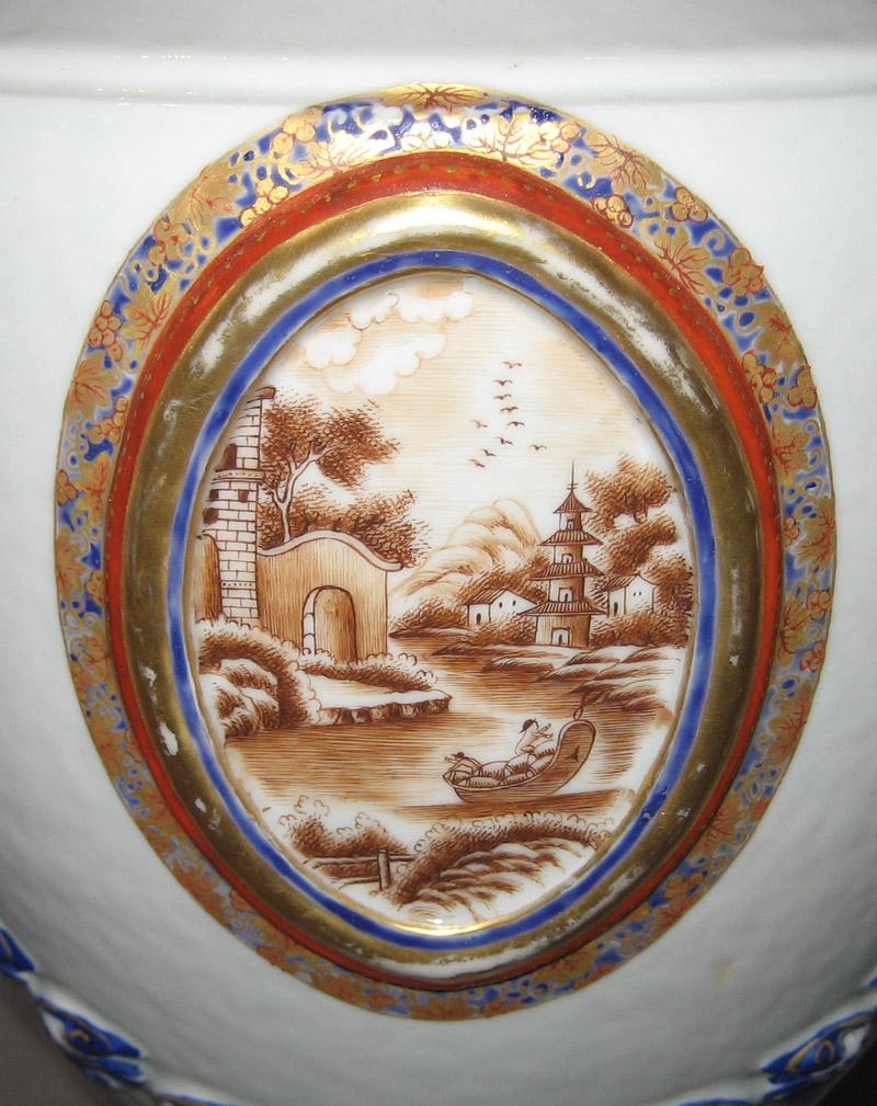 1961.0687.002 Urn detail