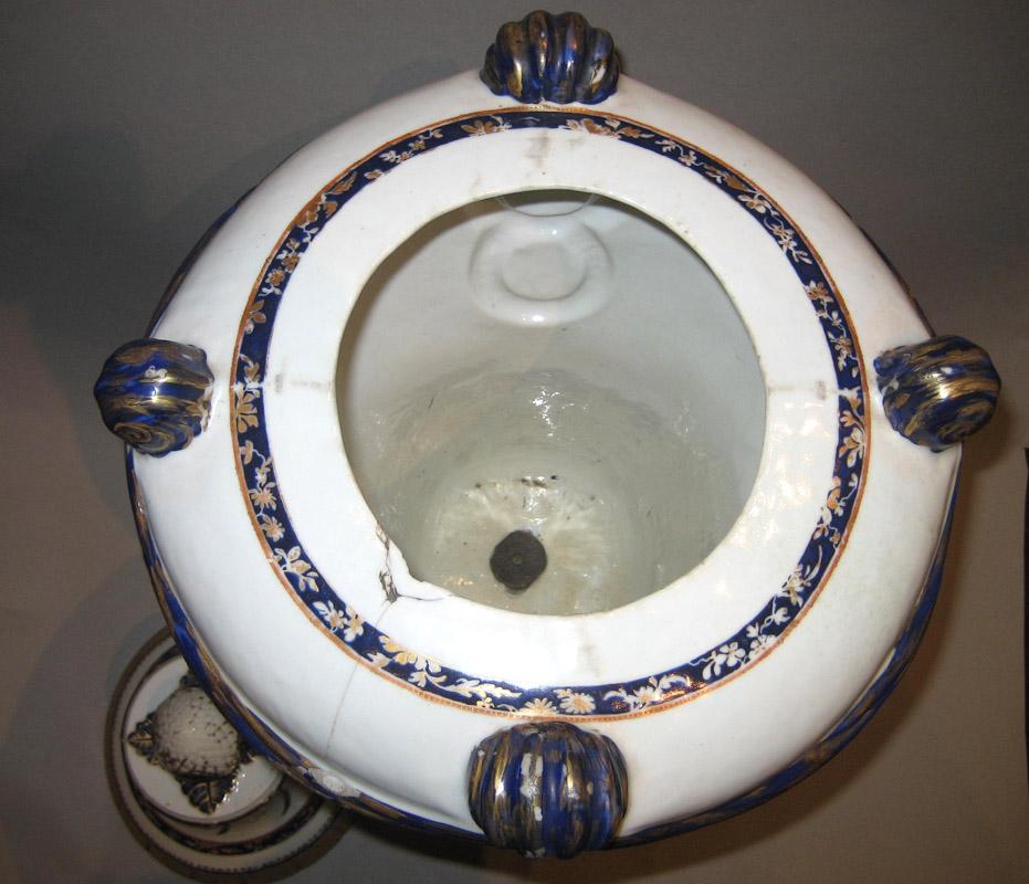 1961.0690 A, B Porcelain Urn and cover side upper