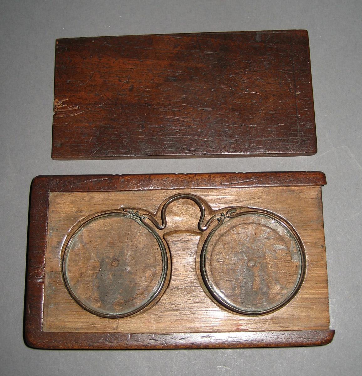 1961.0697 A-C Spectacles Case and Spectacles