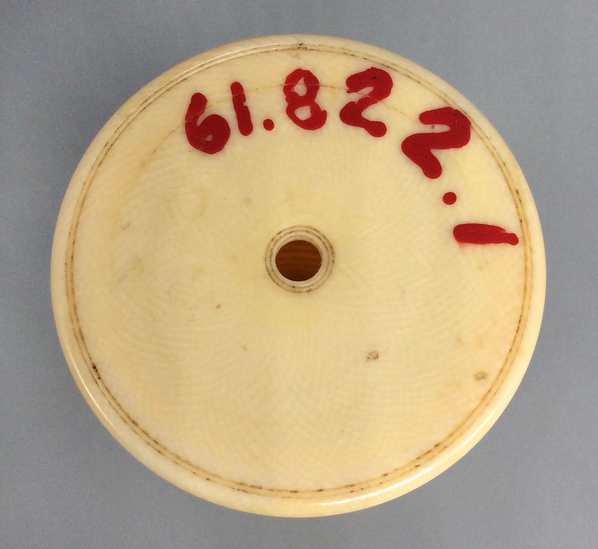 1961.0822.001 Dice cup, view 4