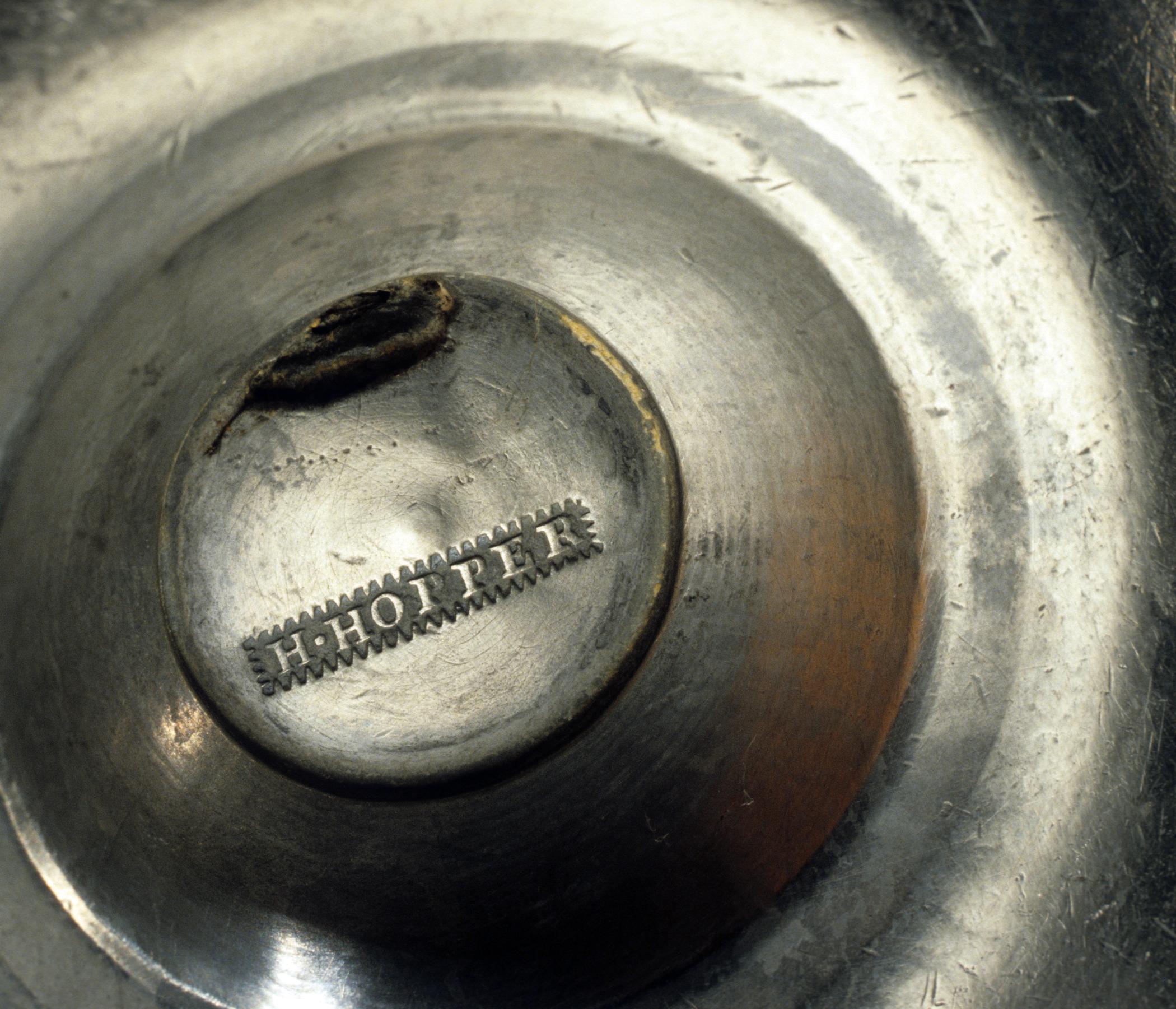 1955.0048.038 Pewter chamberstick (mark)