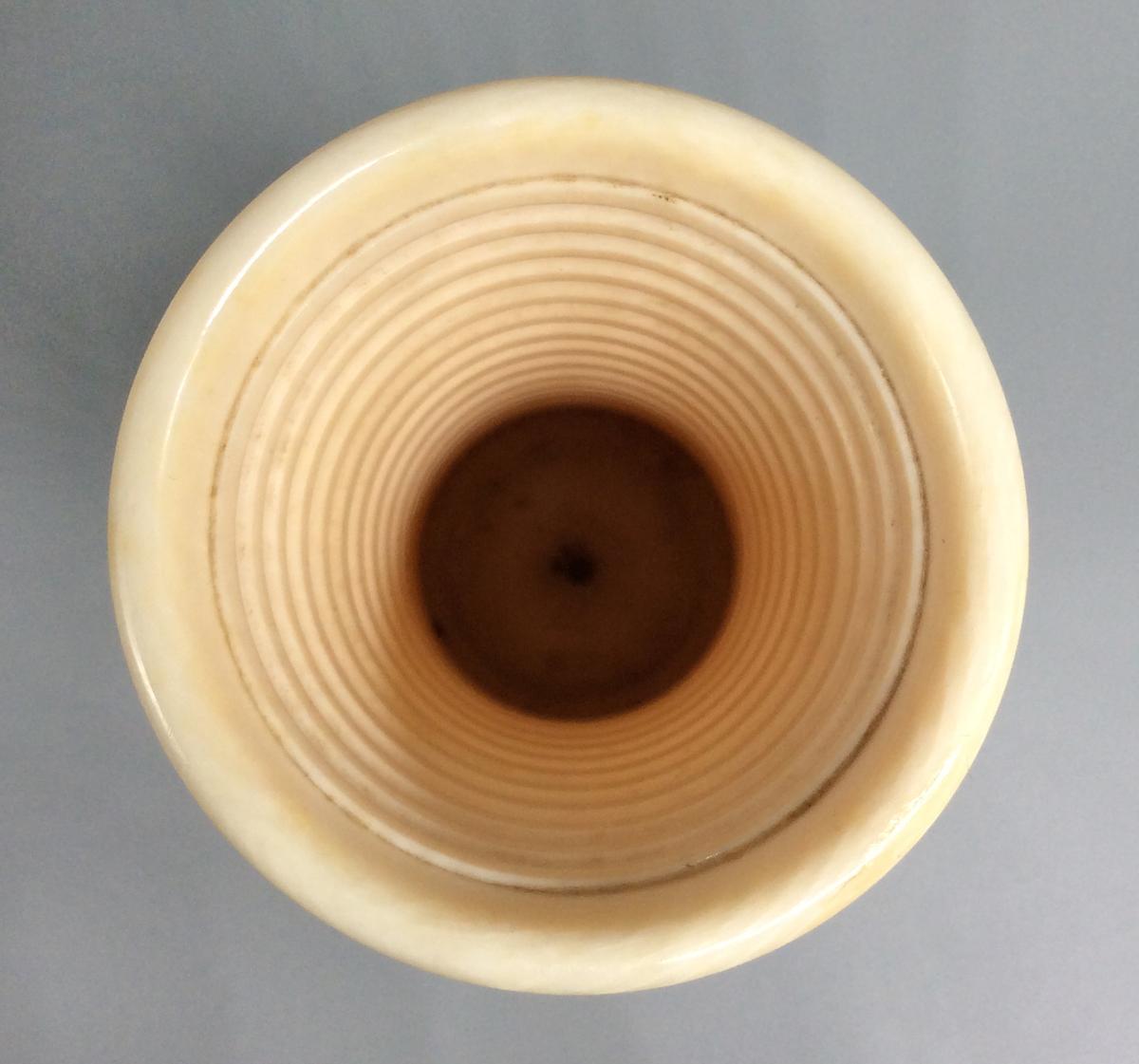 1961.0822.002 Dice cup, view 3