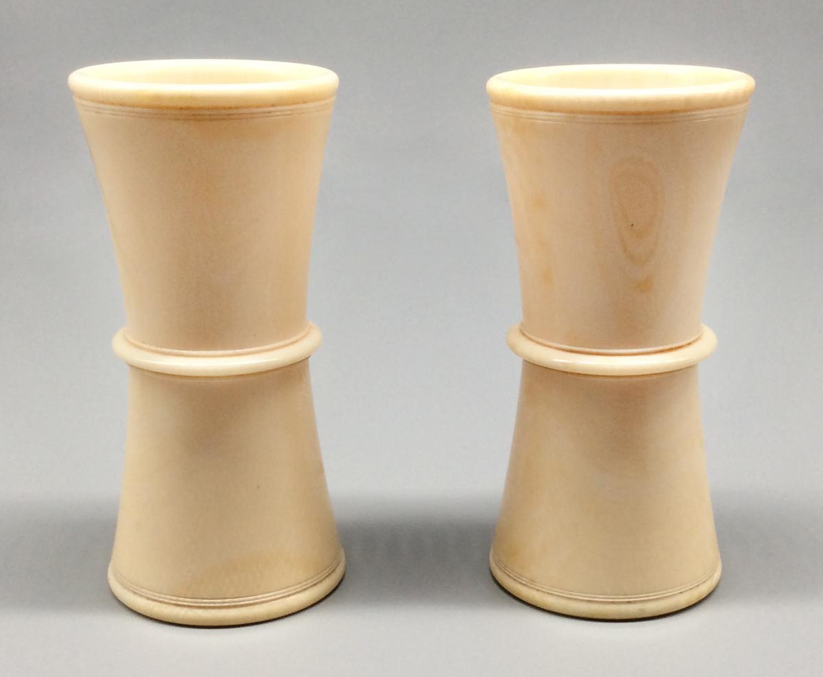 1961.0822.001-.002 Dice cup, view 1
