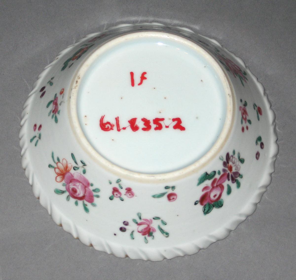 1961.0835.002 Porcelain dish or patty pan bottom