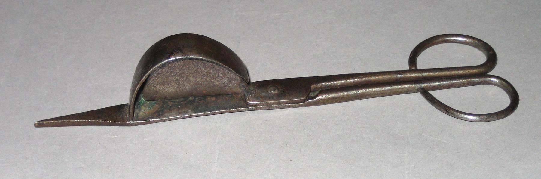 1961.0842 Snuffer