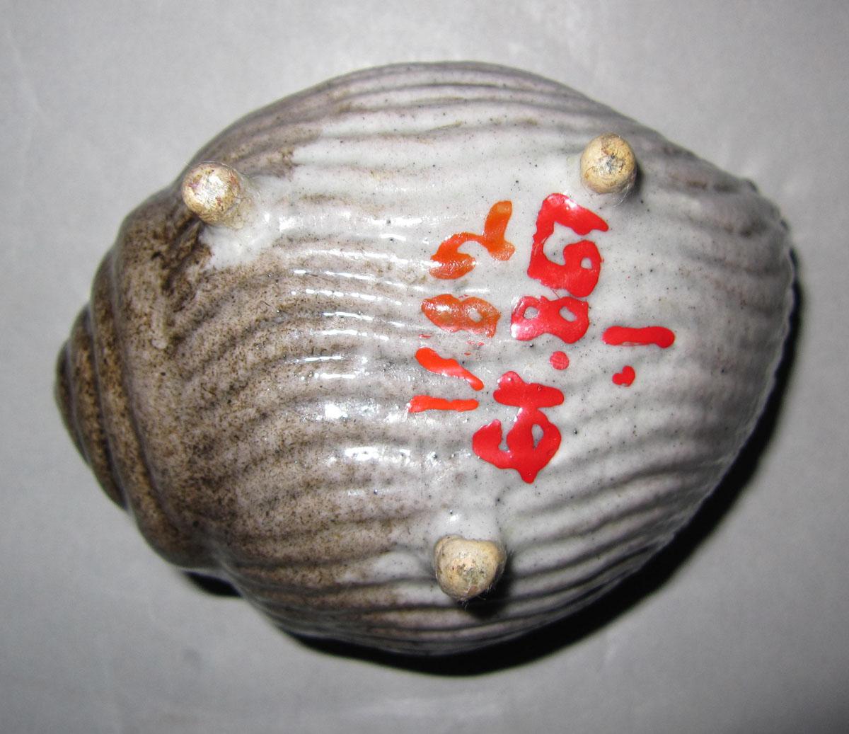 1961.0867.001 Porcelain shell dish underside