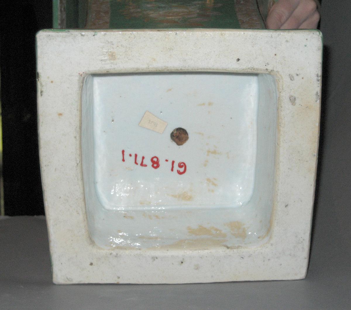 1961.0871.001 Chinese porcelain vase bottom