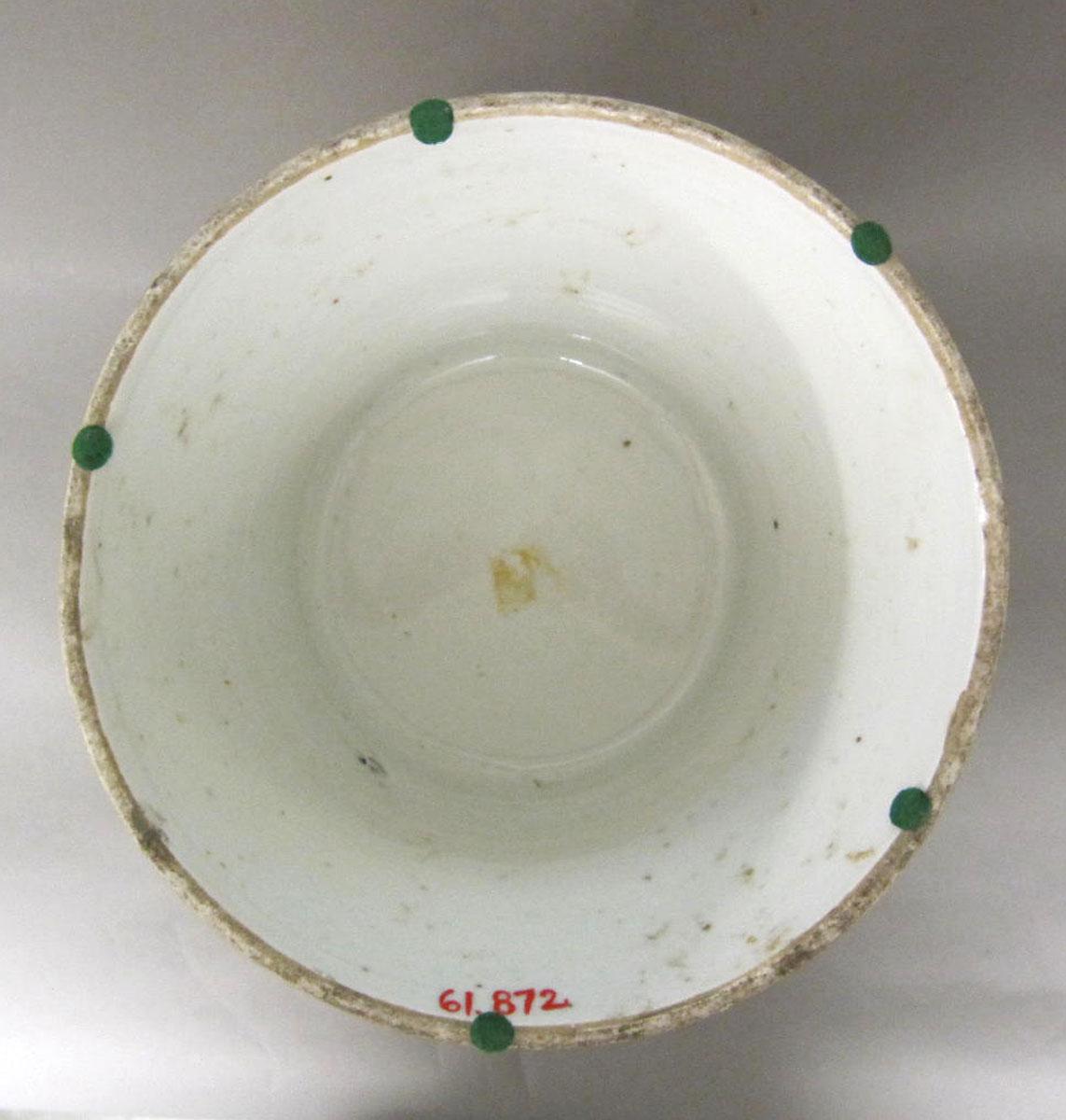 1961.0872 Porcelain flower container underside