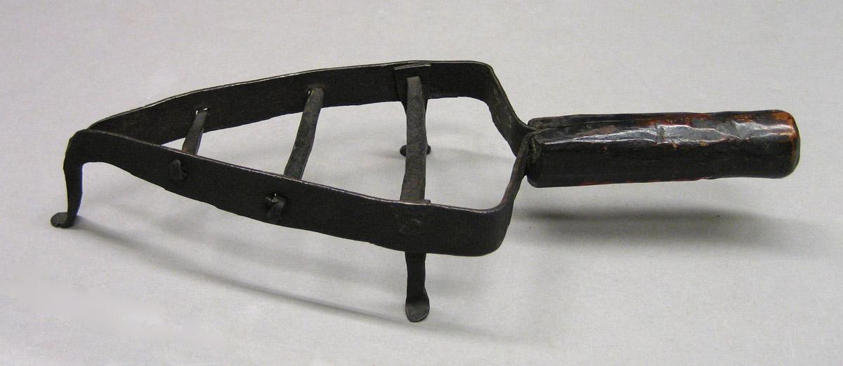 1955.0048.057 Trivet