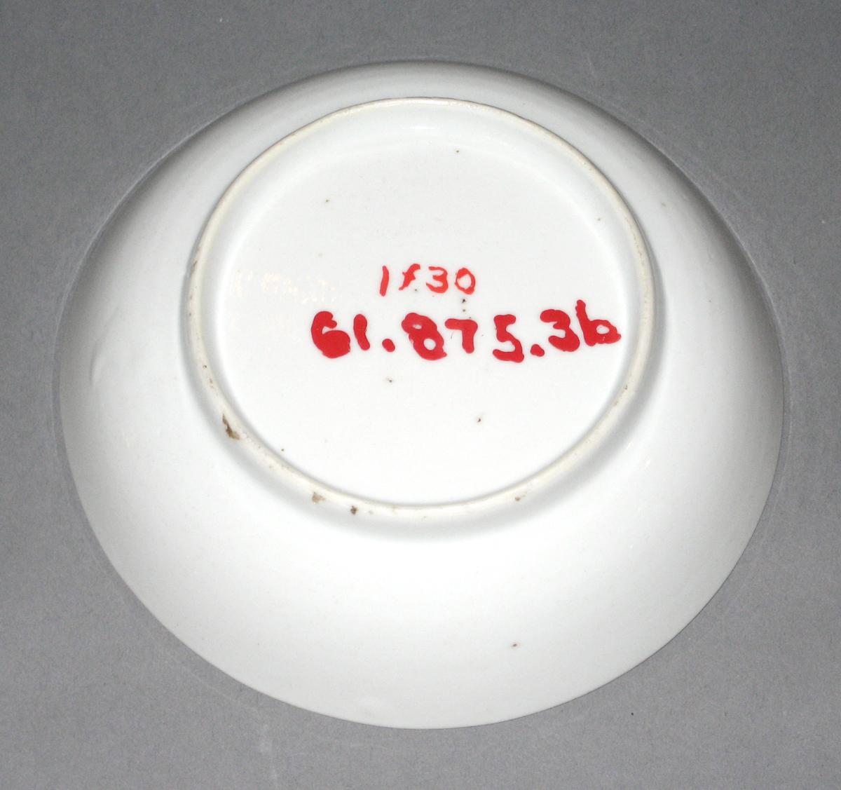 1961.0875.003 B Chinese porcelain saucer bottom