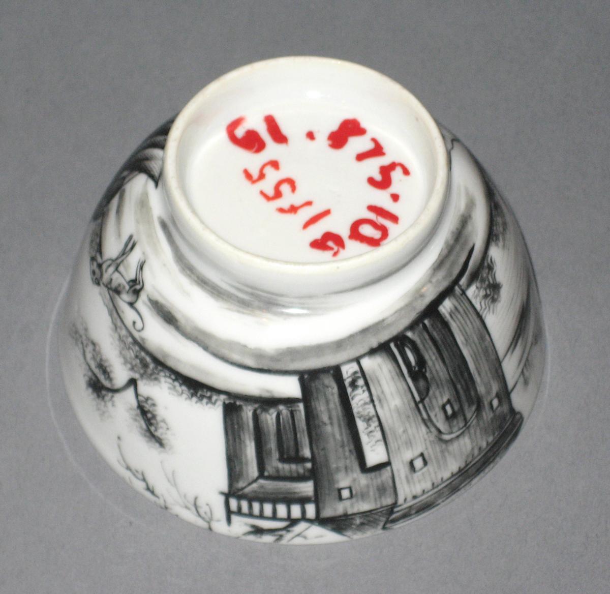 1961.0875.010 A Chinese porcelain teabowl bottom