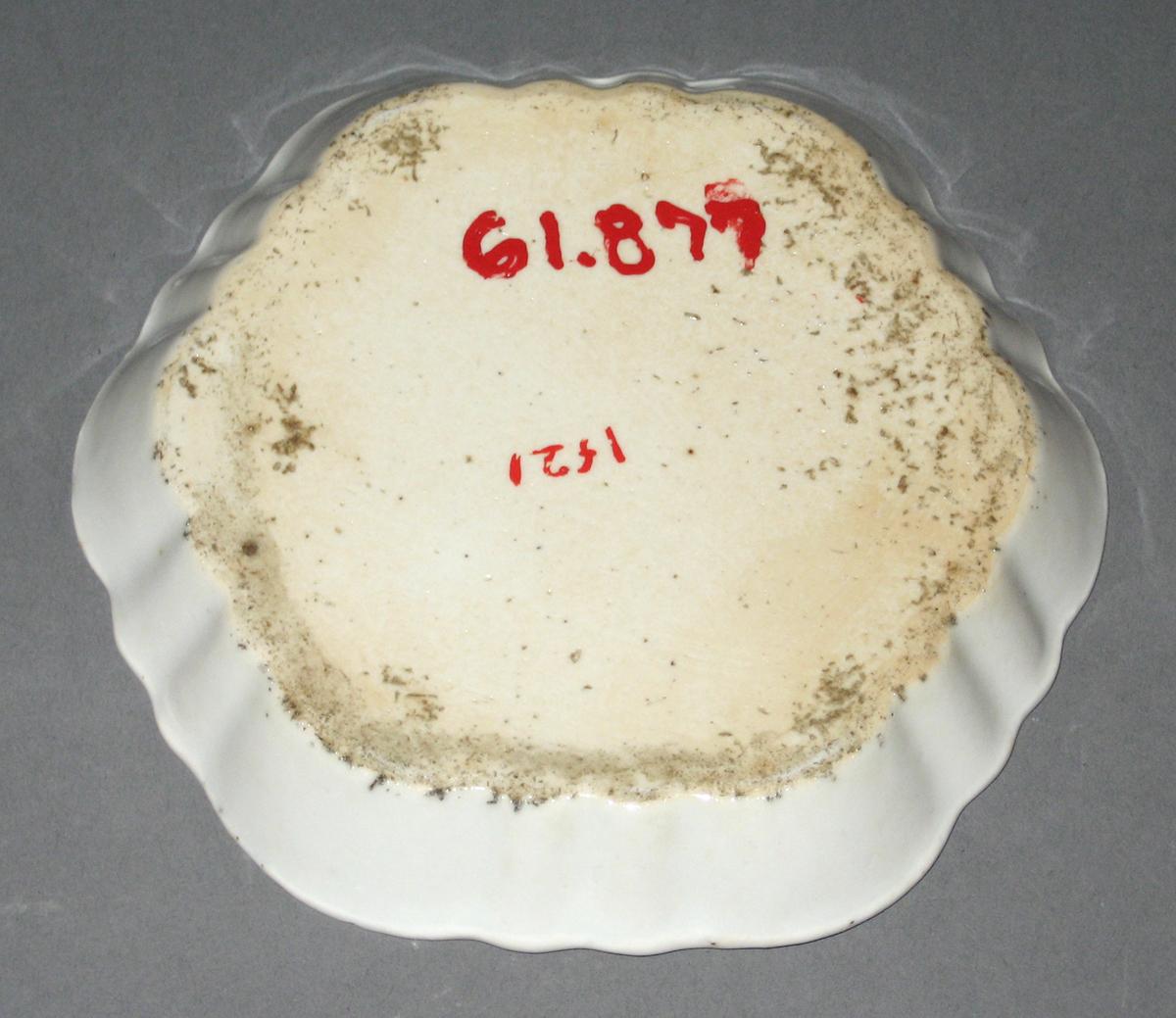 1961.0877 Porcelain teapot stand bottom