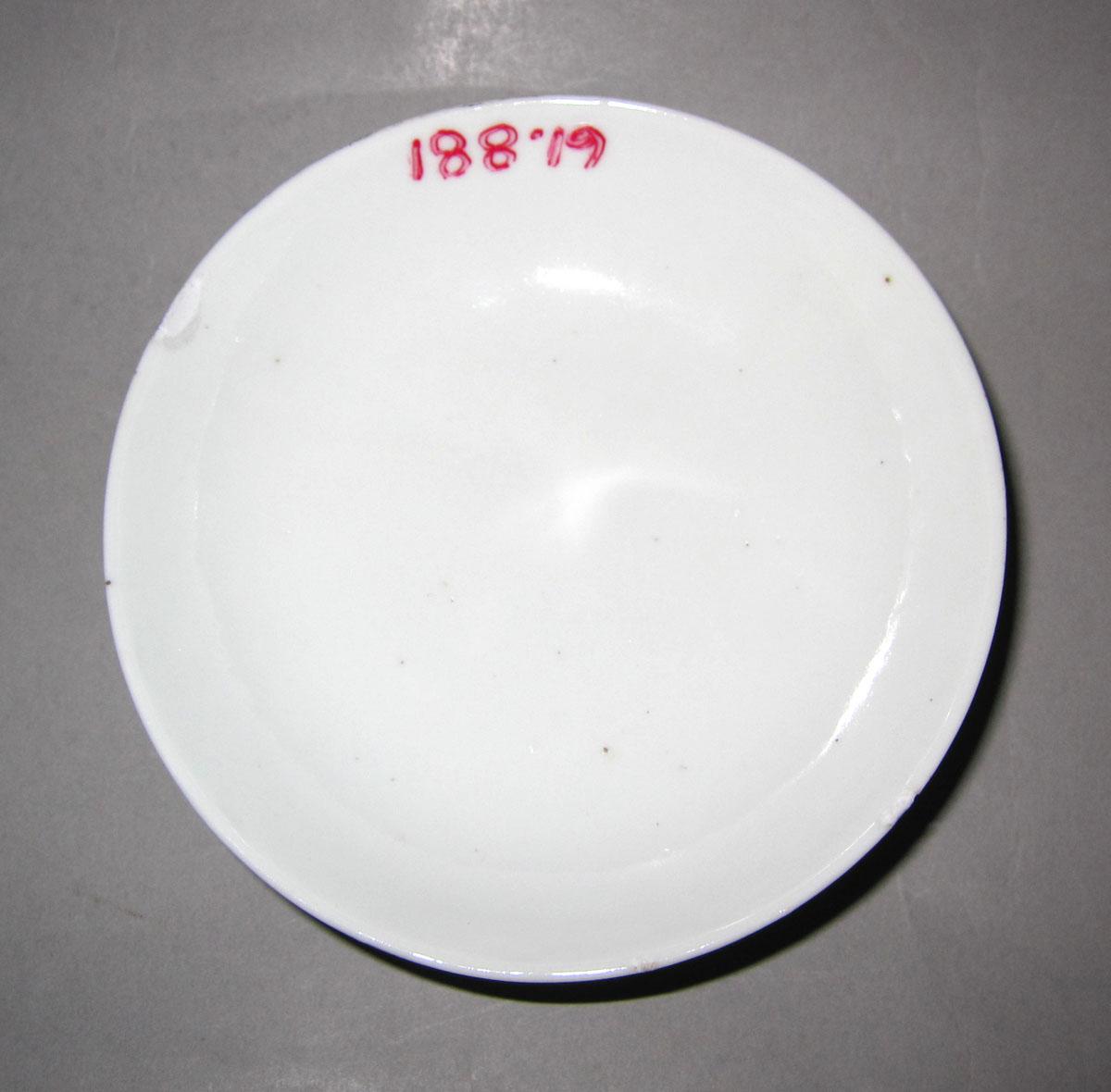 1961.0881 Porcelain bowl underside