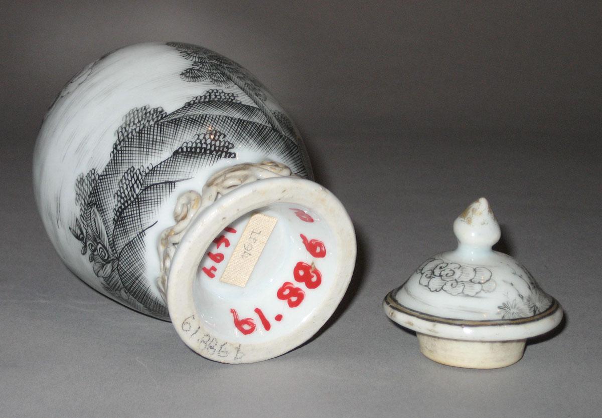 1961.0886 Porcelain tea canister bottom