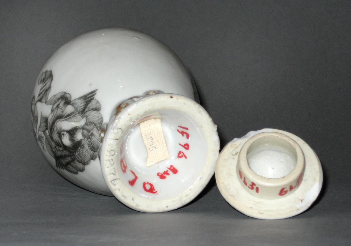1961.0887 A, B Porcelain tea canister, bottom