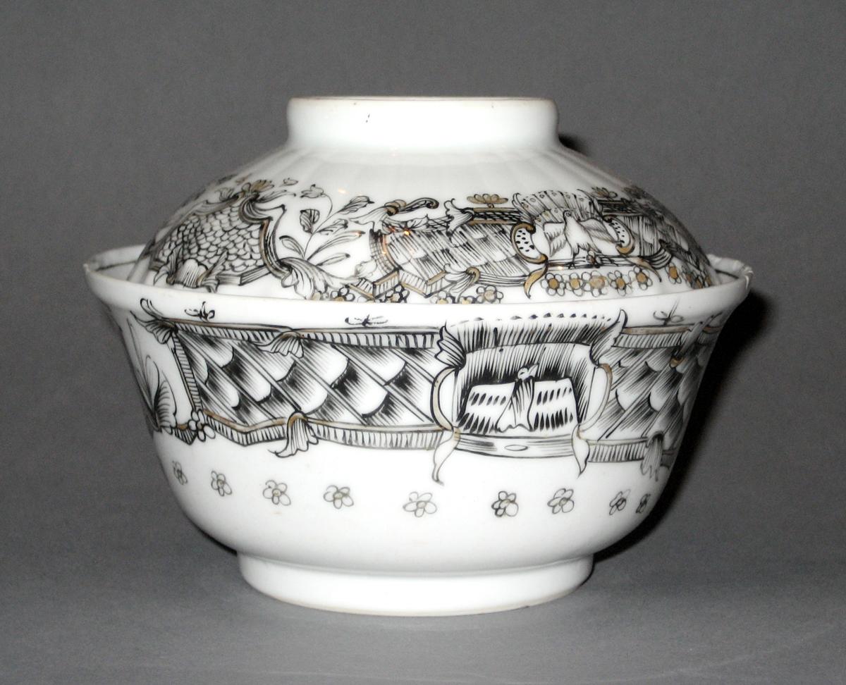 1956.0038.008, 1961.0888 Chinese porcelain sugar bowl and lid side 2
