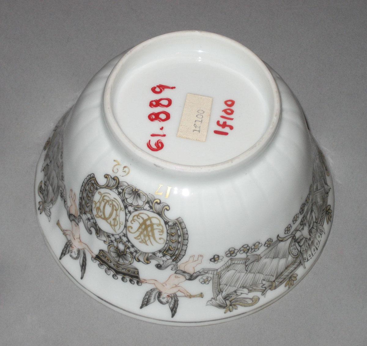 1961.0889 Porcelain bowl bottom