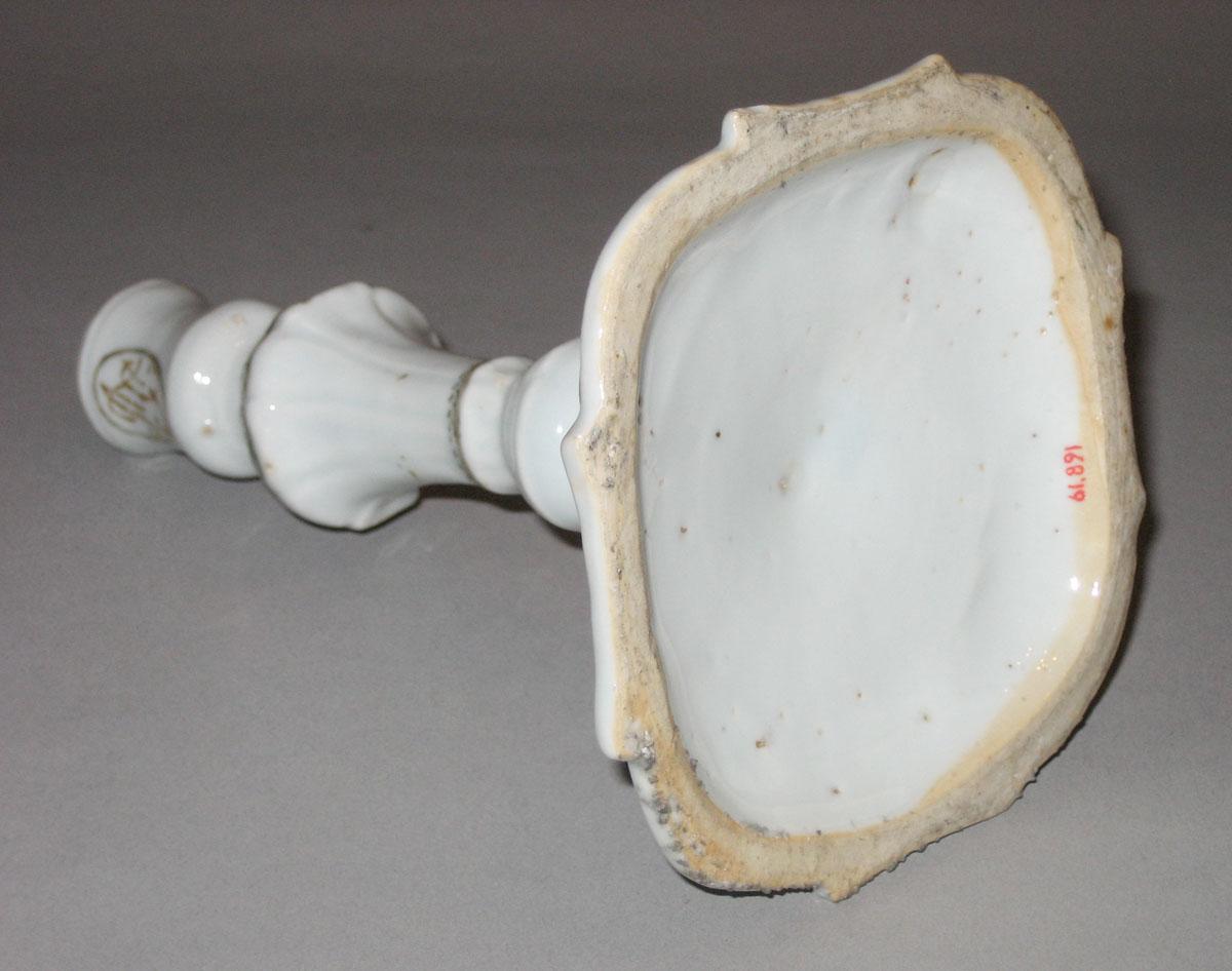 1961.0891 Porcelain candlestick bottom