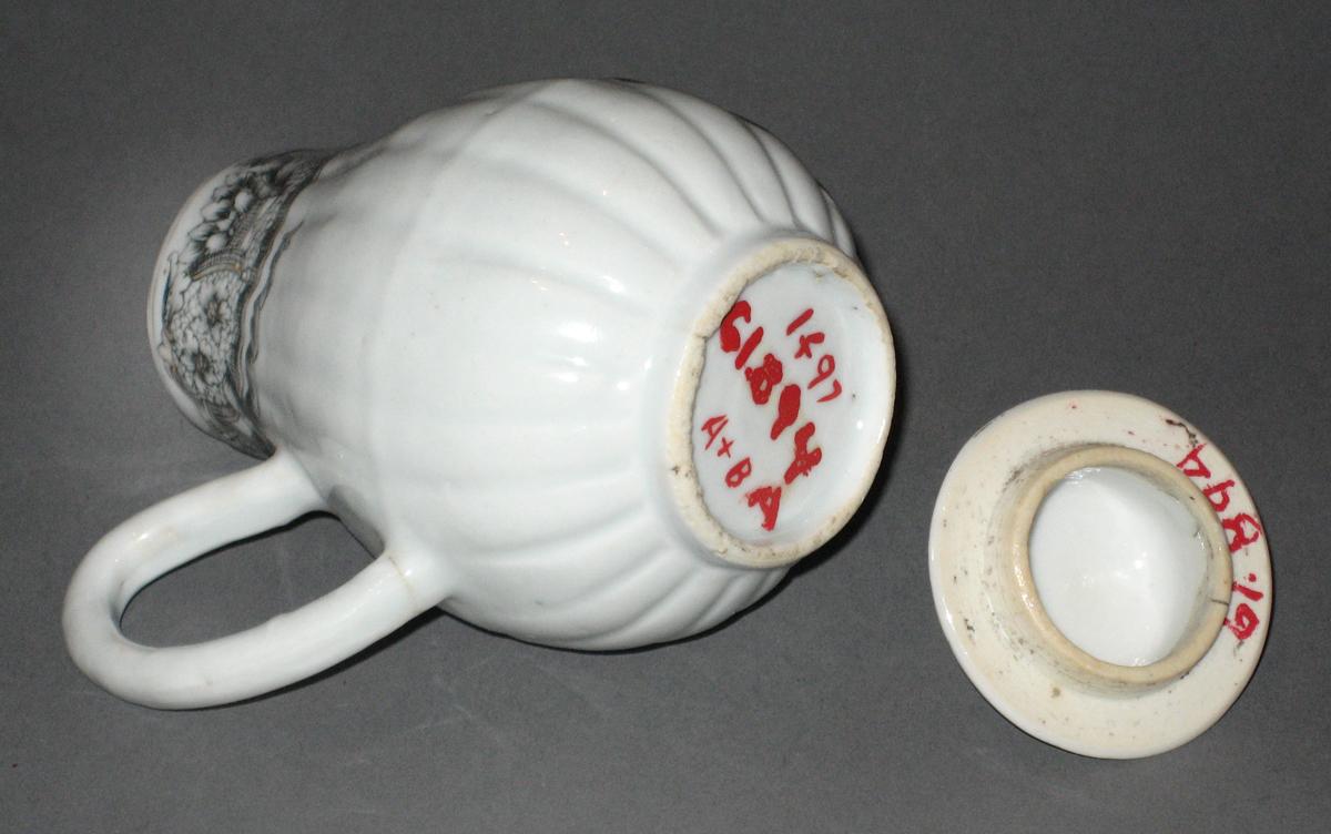 1961.0894 Porcelain jug, bottom