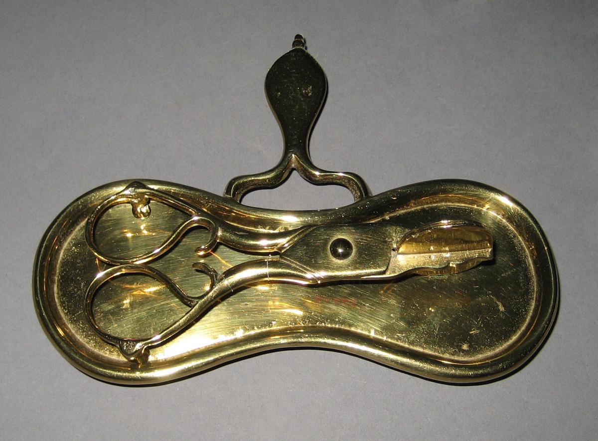 1961.0905 A, B Snuffer and Snuffer Tray