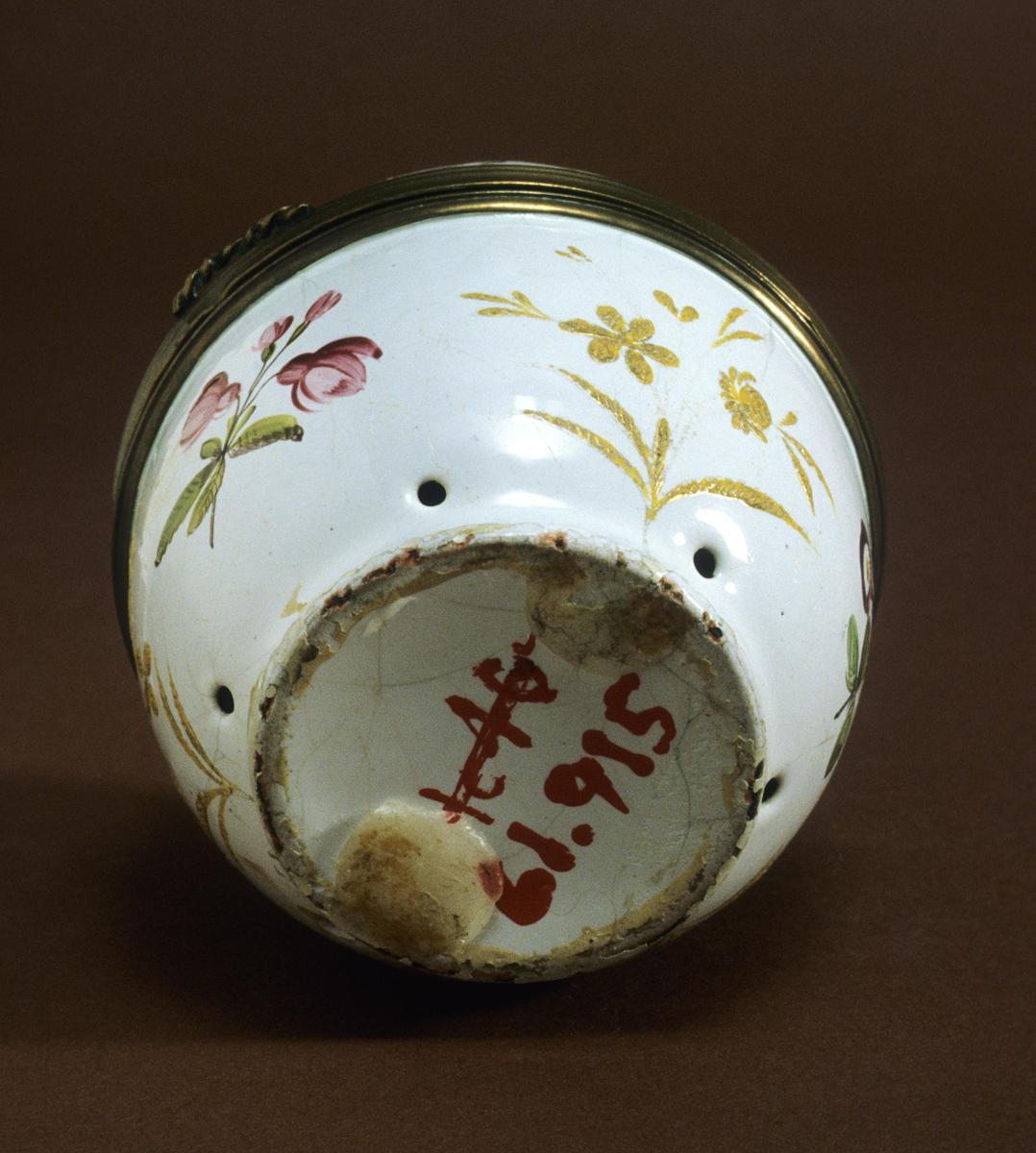 1961.0915 Box, Bottom Detail