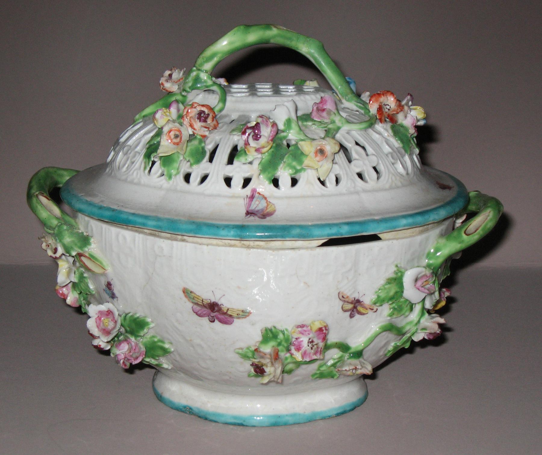 1961.0926 A, B Worcester porcelain covered dish (side 2)
