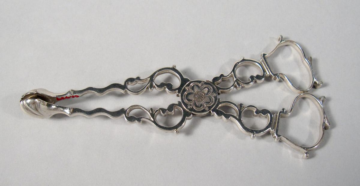 1961.0934 Silver Tongs underside