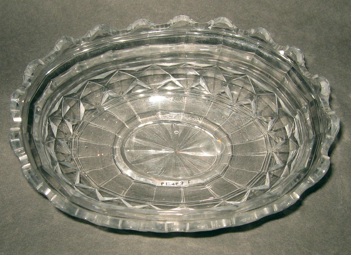 1961.0963 L Glass dish (interior)