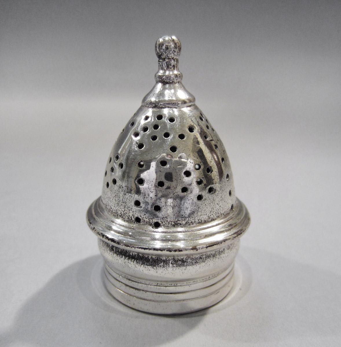 1961.0963 V Epergne caster, cap