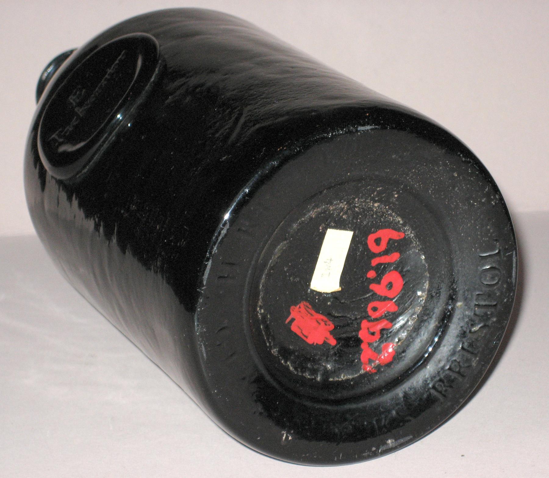 1961.0966.002 Wine bottle (bottom-mark)