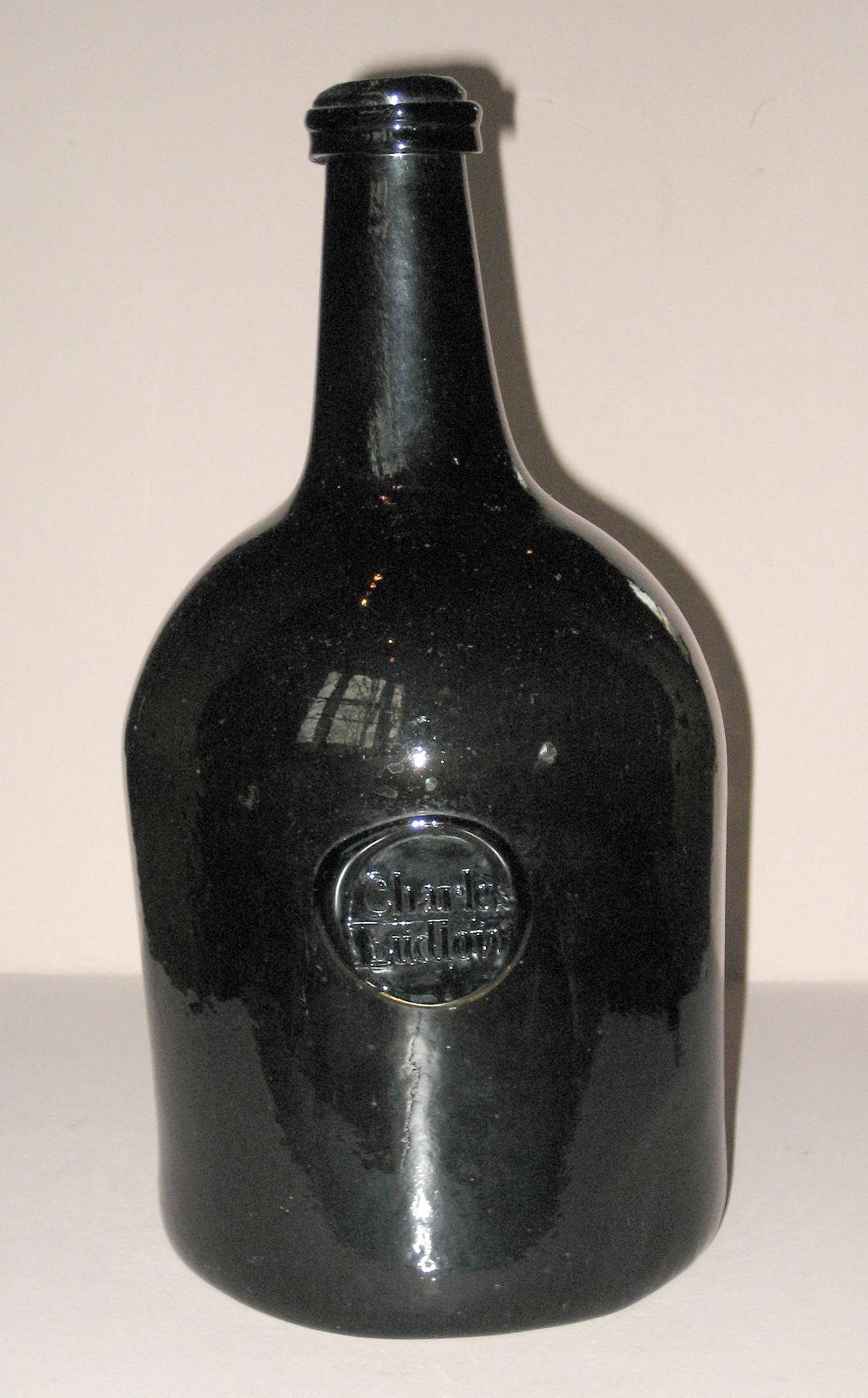 1961.0967.002 Wine bottle