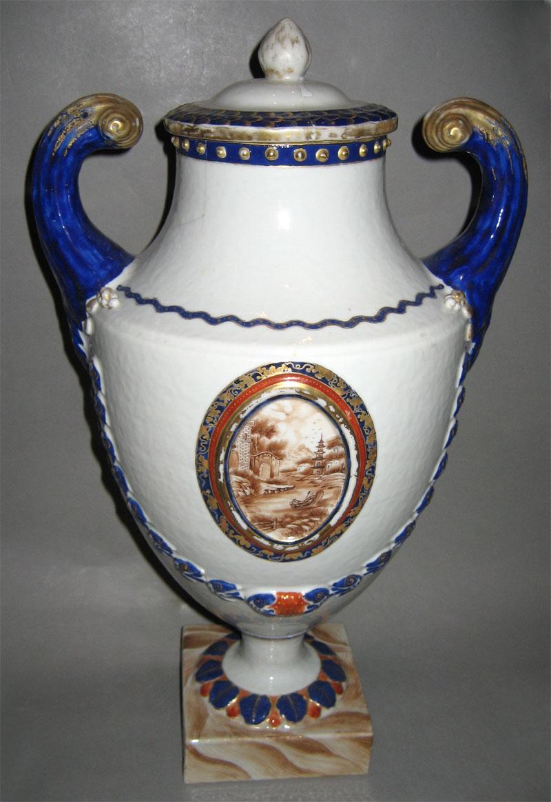 1961.1038.002 Urn