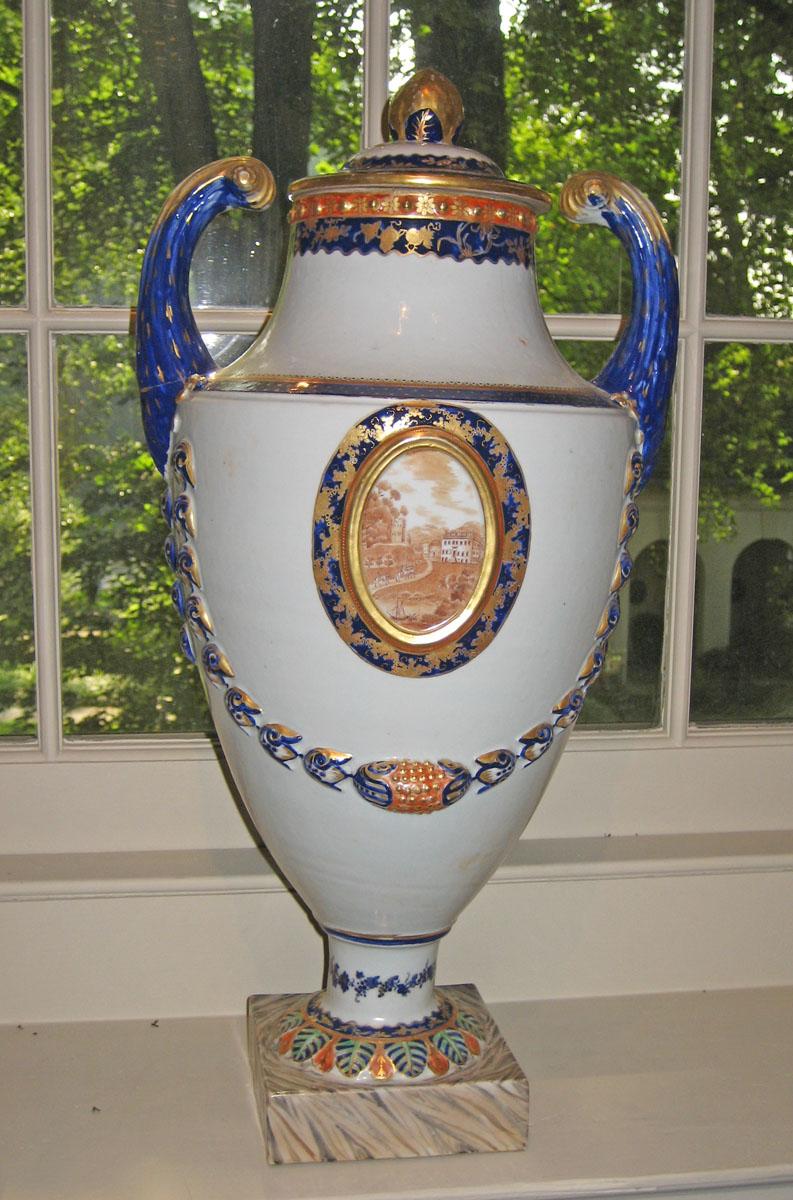 1961.1040.002 Urn