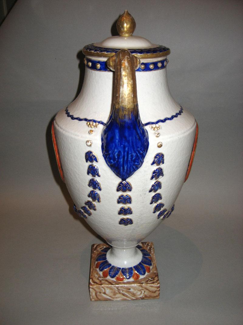 1961.1041.001 Urn view2
