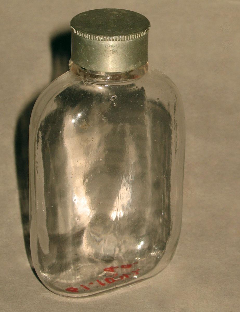 1961.1042 AA Glass bottle