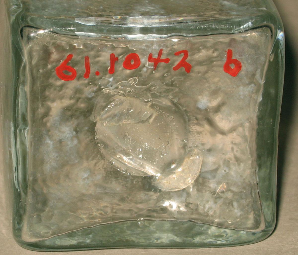 1961.1042 B Glass bottle (underside)