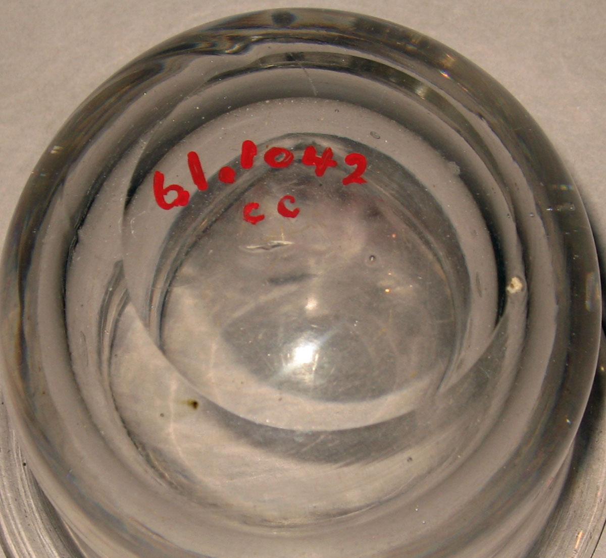 1961.1042 CC Glass mortar (underside)