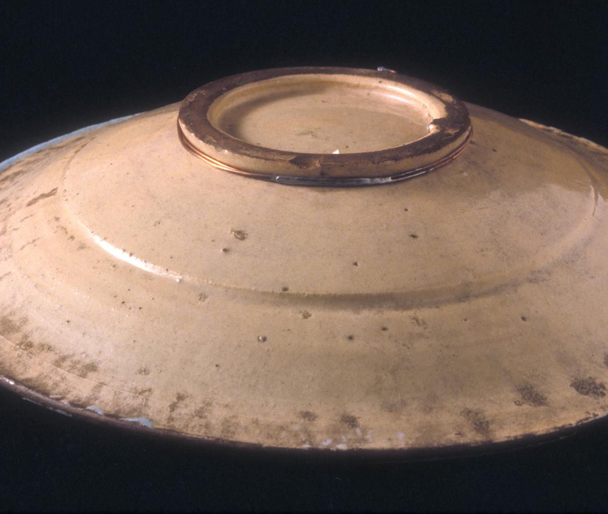 1952.0064 Dish, Bottom Detail