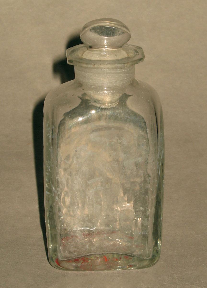 1961.1042 D Glass bottle