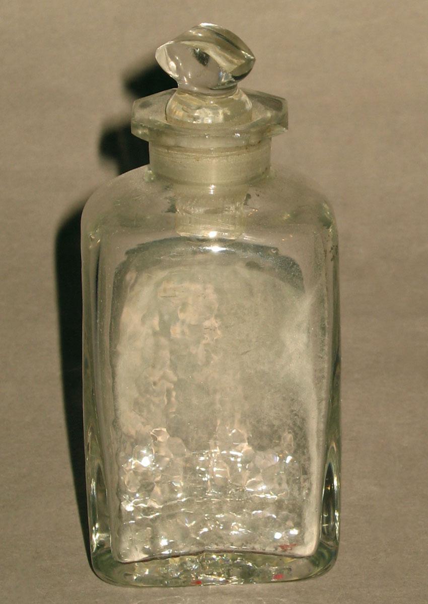 1961.1042 E Glass bottle